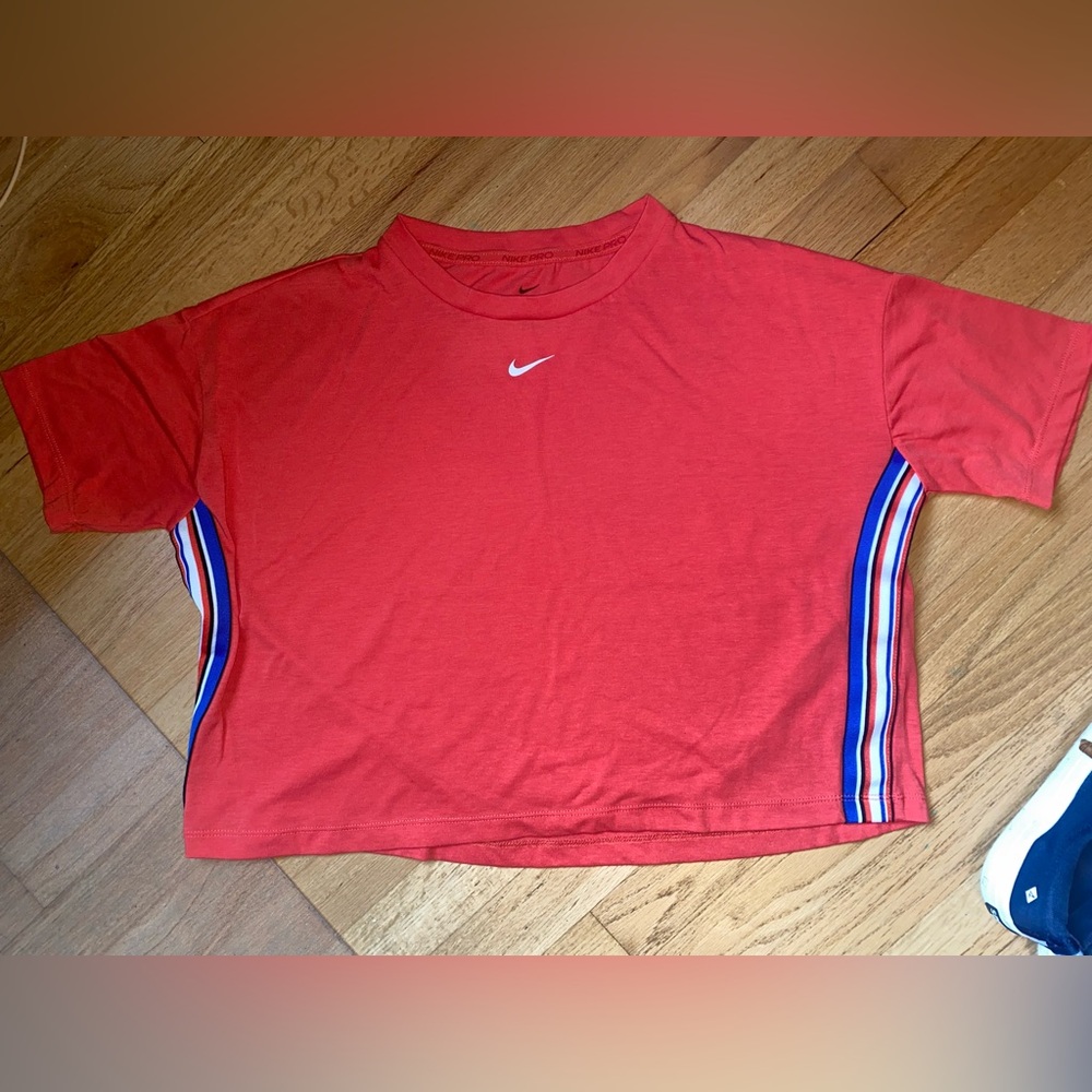Women’s Medium Nike Crop Tshirt